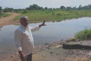 The house of Satyanarayan Patel is on the banks of Pasa river. He is showing that the flow of Pasa river is stopping due to sand mining. Photo by Manish Chandra Mishra/Mongabay.